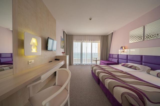    - Double deluxe sea view (SGL use)